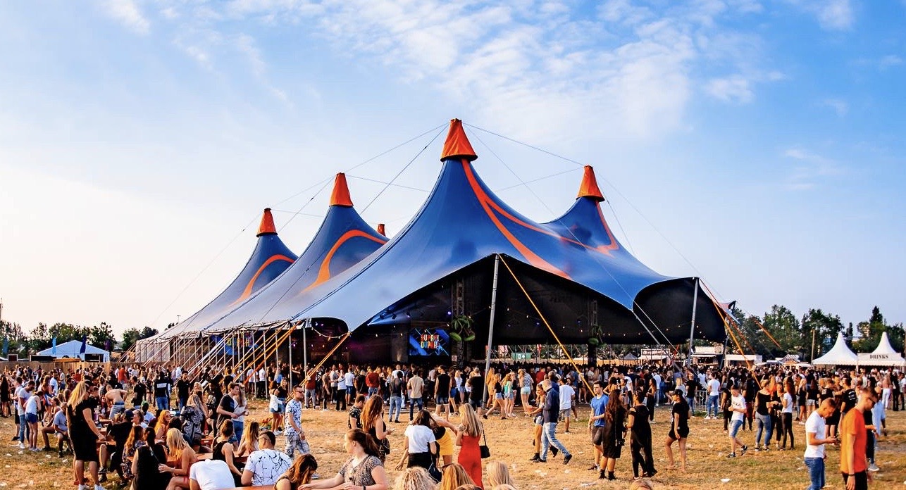 Uniek! 14 meter hoge festivaltent bij Live yn Wergea